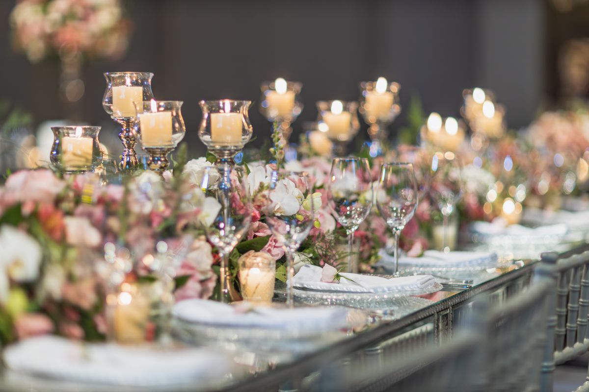 Festlich dekorierte Tafel mit Blumen und Kerzen als Inspiration