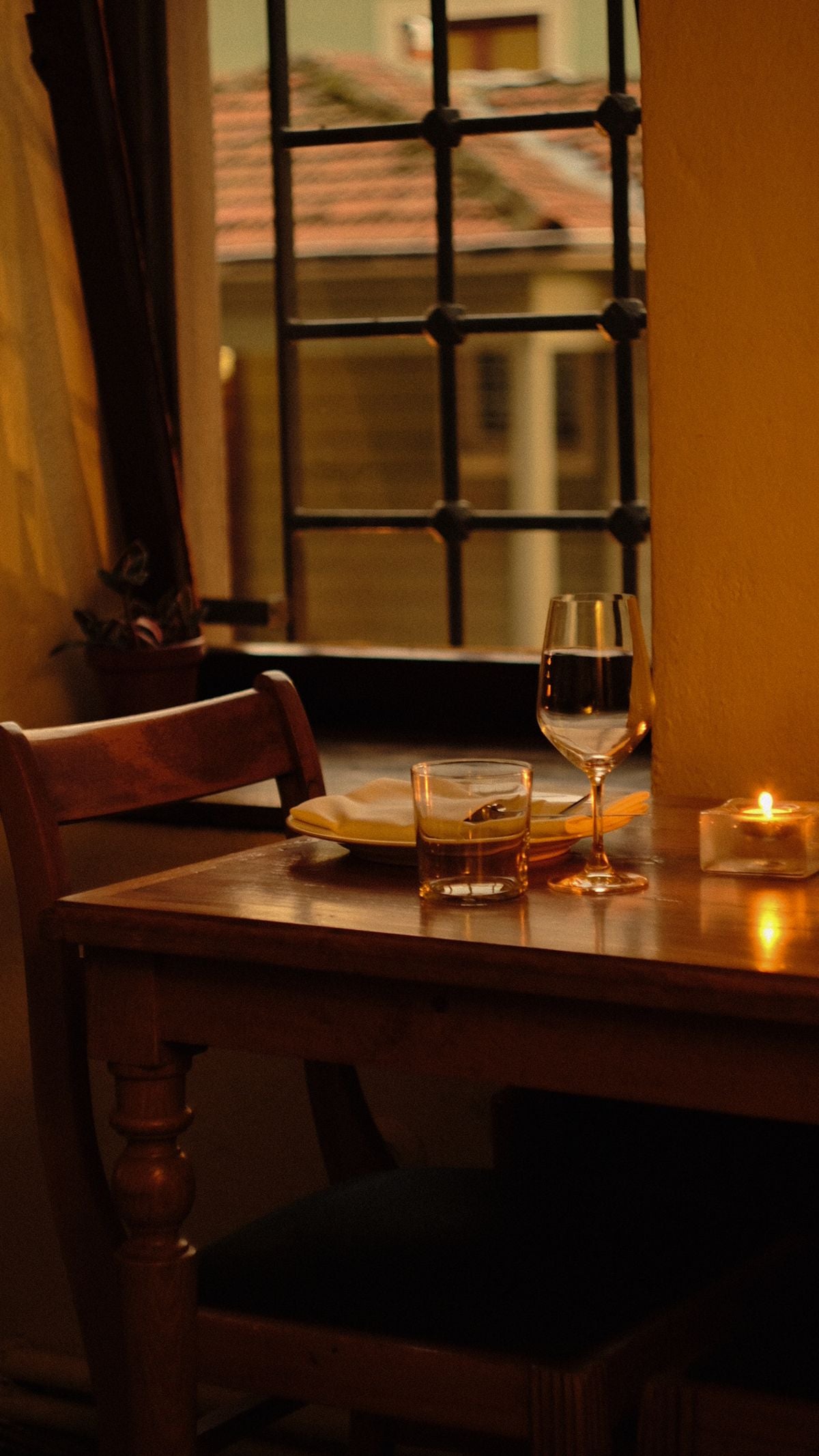 Gemütlich gedeckter Tisch mit Kerzenlicht als Inspiration