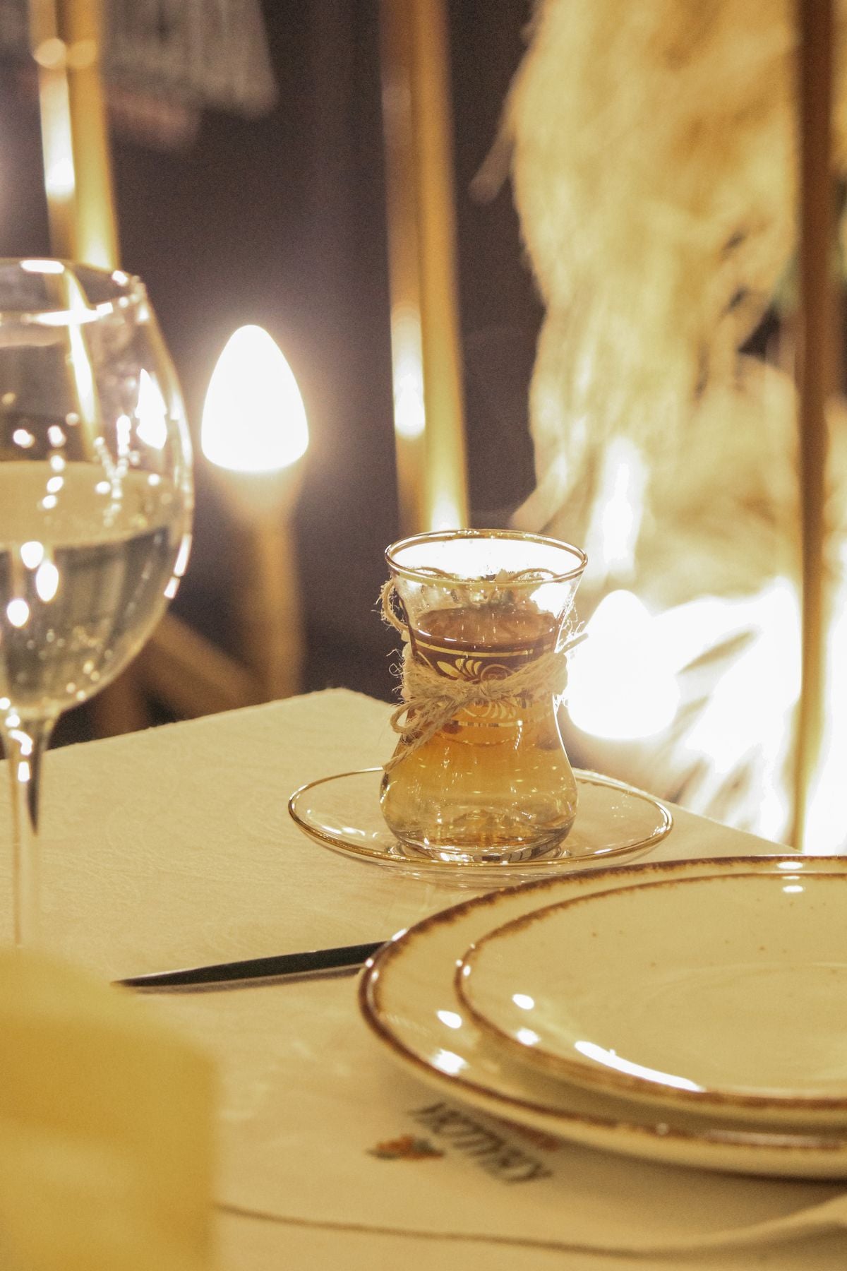 Stimmungsvoll gedeckter Restauranttisch mit Gläsern und Tischbeleuchtung